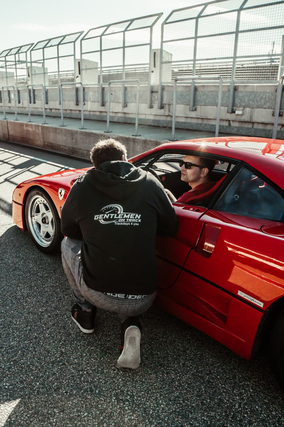Mathias Scharf im Gespräch mit dem Fahrer eines Ferrari F40 in der Boxengasse