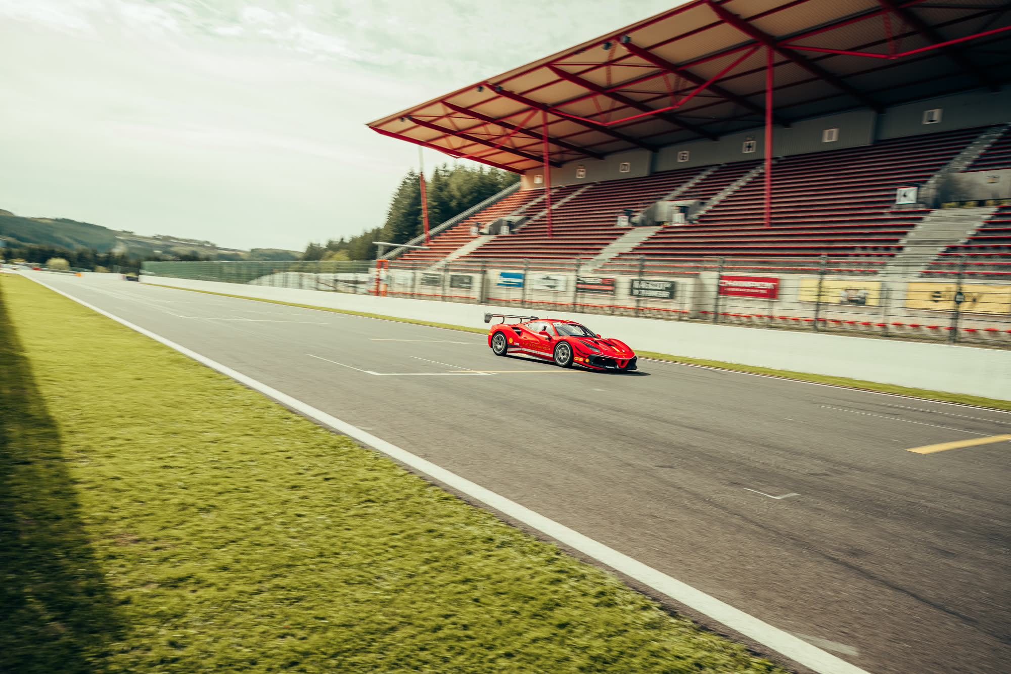 Haupttribüne und Start-Ziel-Gerade in Spa-Francorchamps