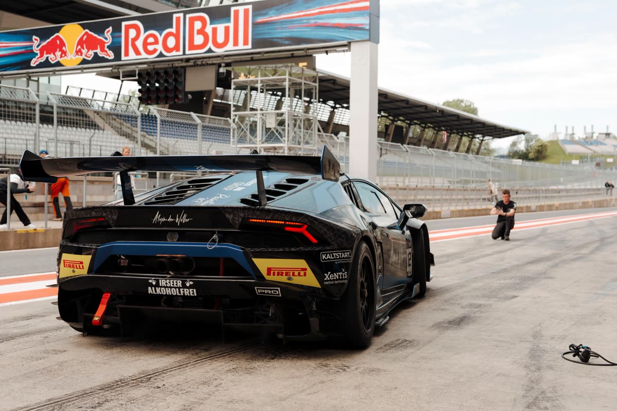 Lamborghini Huracán Super Trofeo in der Boxengasse vor der Red-Bull-Brücke