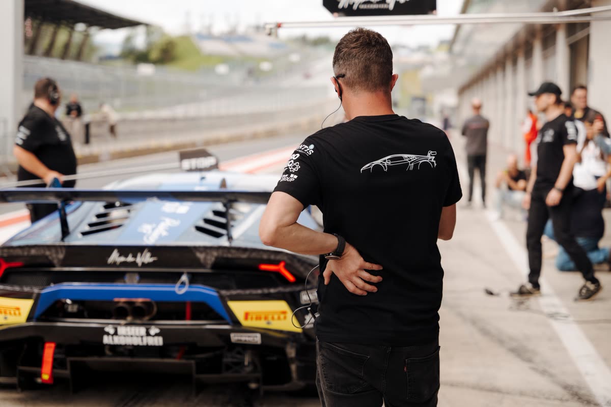 Mechaniker am Heck eines Huracán Super Trofeo