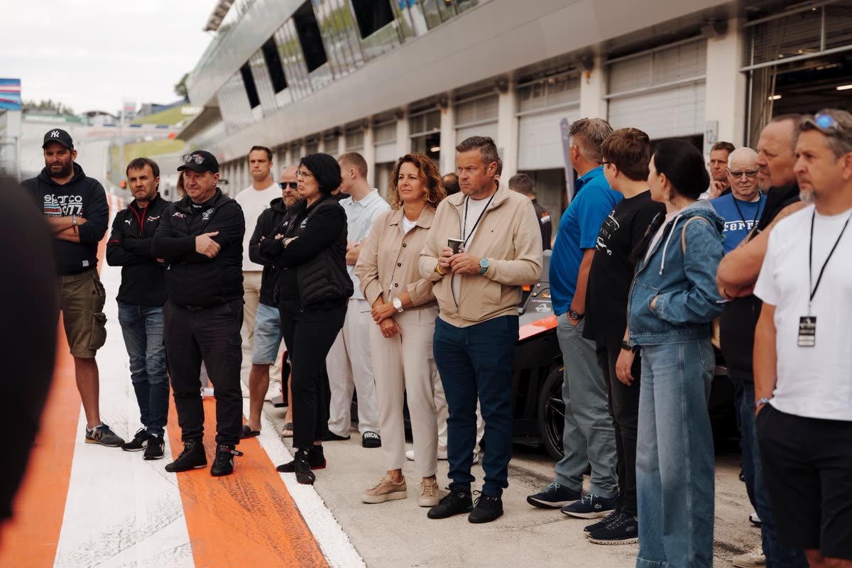 Gäste beim Briefing in der Boxengasse