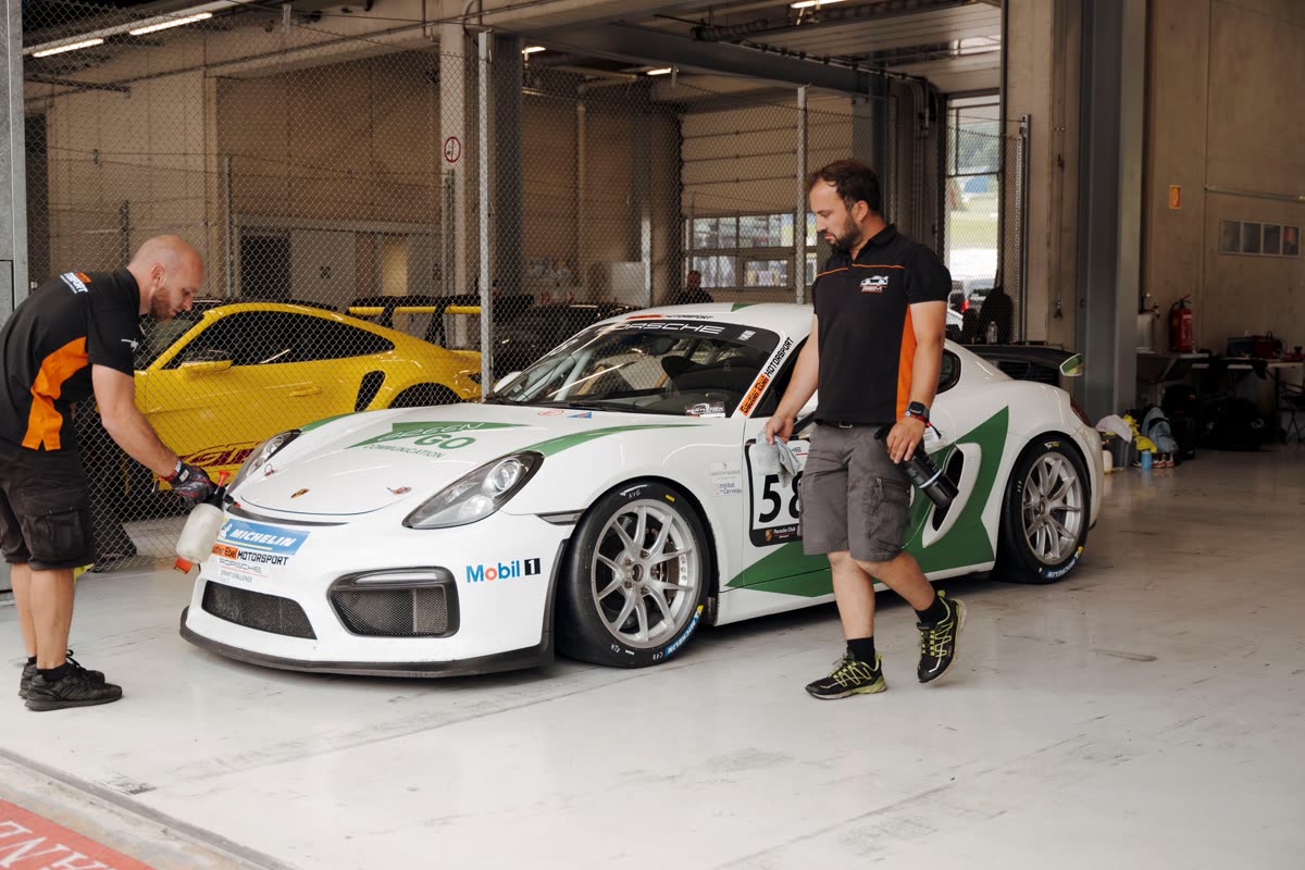 Porsche Cayman GT4 Clubsport in der Box