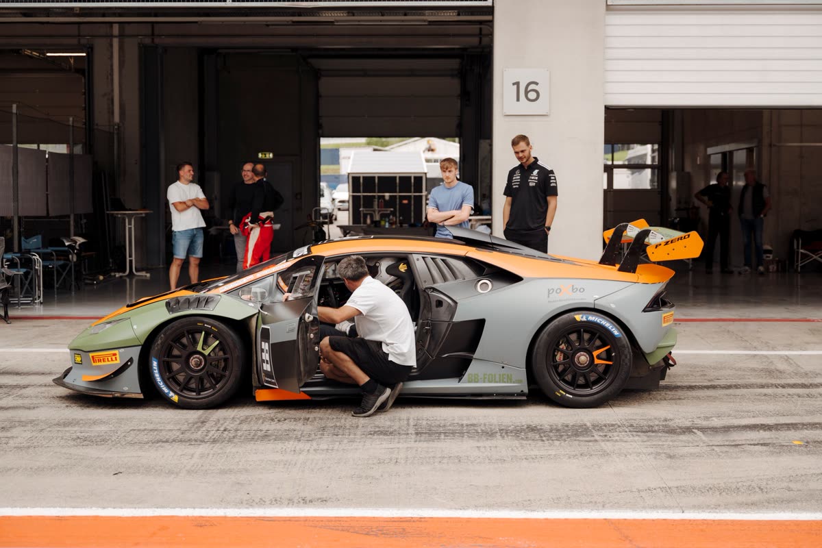 Fahrer steigt in einen Huracán Super Trofeo