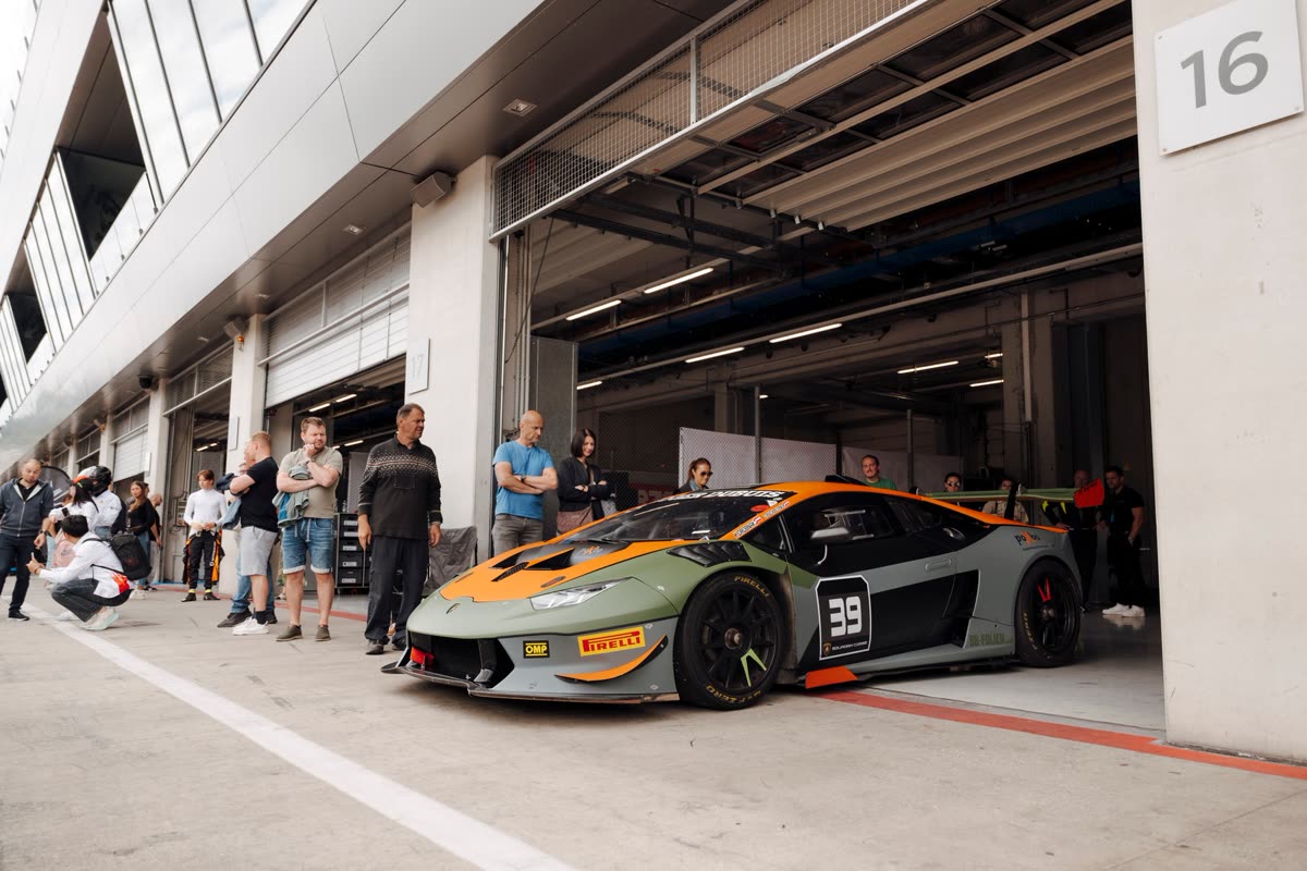Huracán Super Trofeo vor Box 16