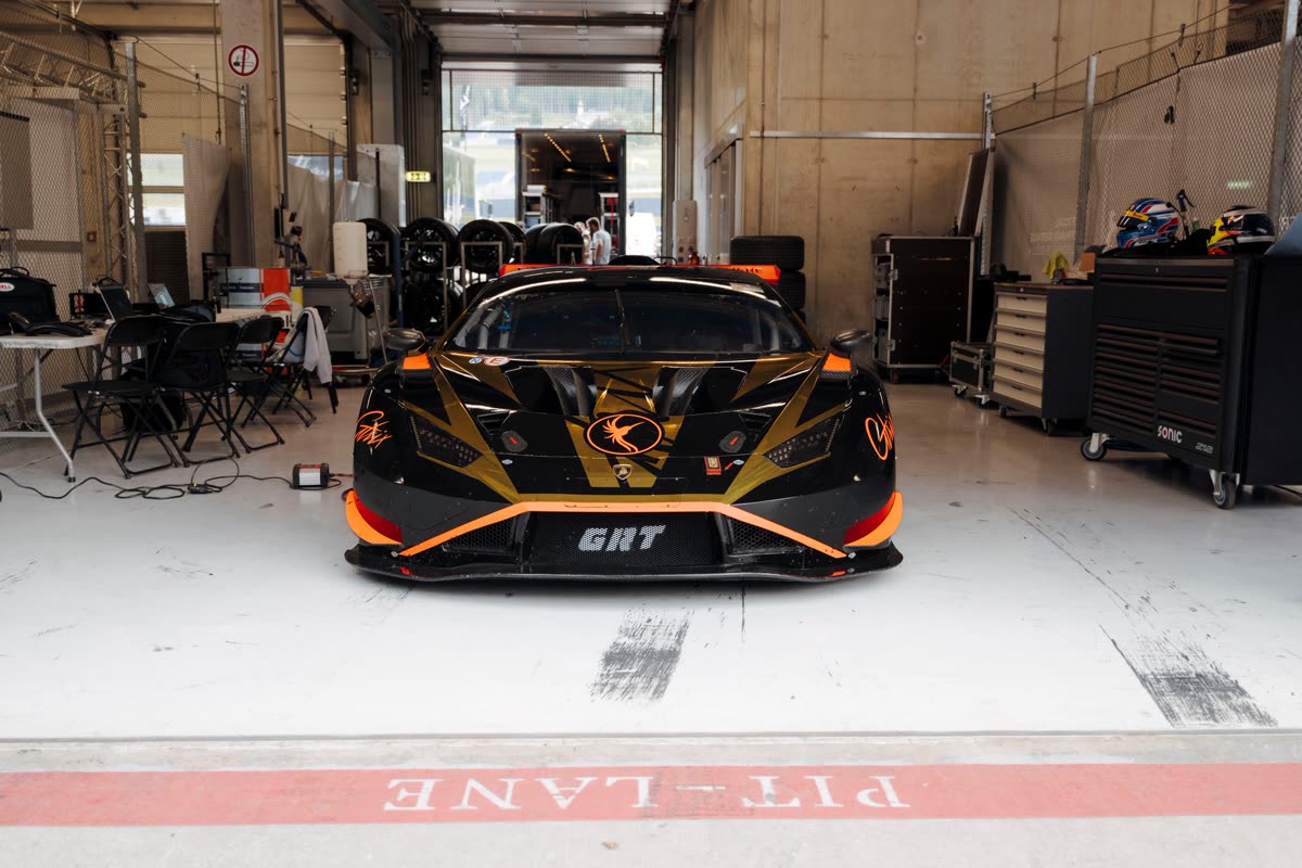 Lamborghini mit GRT-Lackierung in der Box