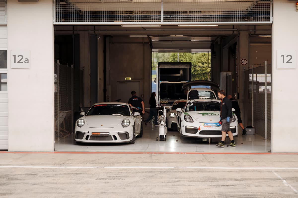 Porsche 911 GT3 und Cayman GT4 in Box 12