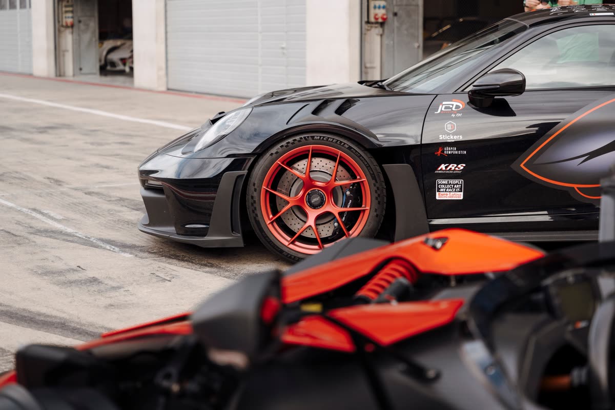 Schwarzer Porsche mit roten Felgen