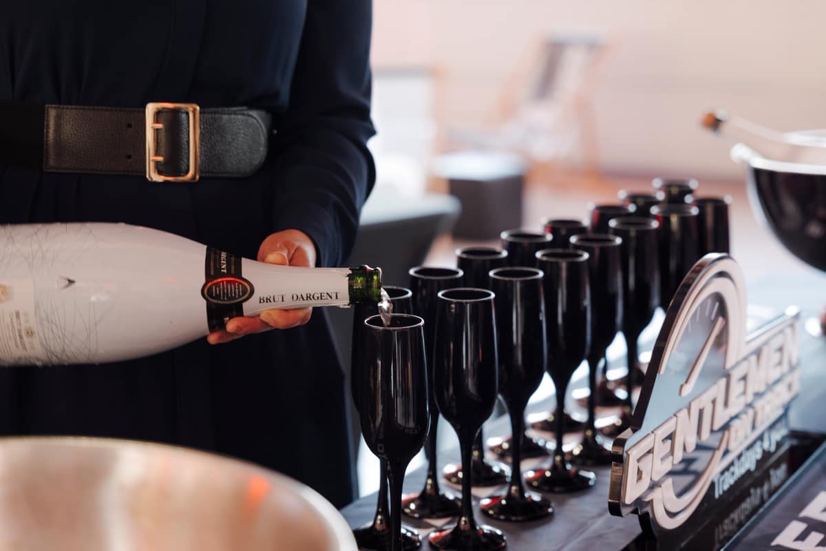 Champagner zur Begrüßung am GoT-Tisch