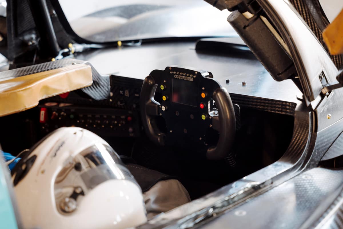 Cockpit eines Prototyps mit Lenkrad und Helm