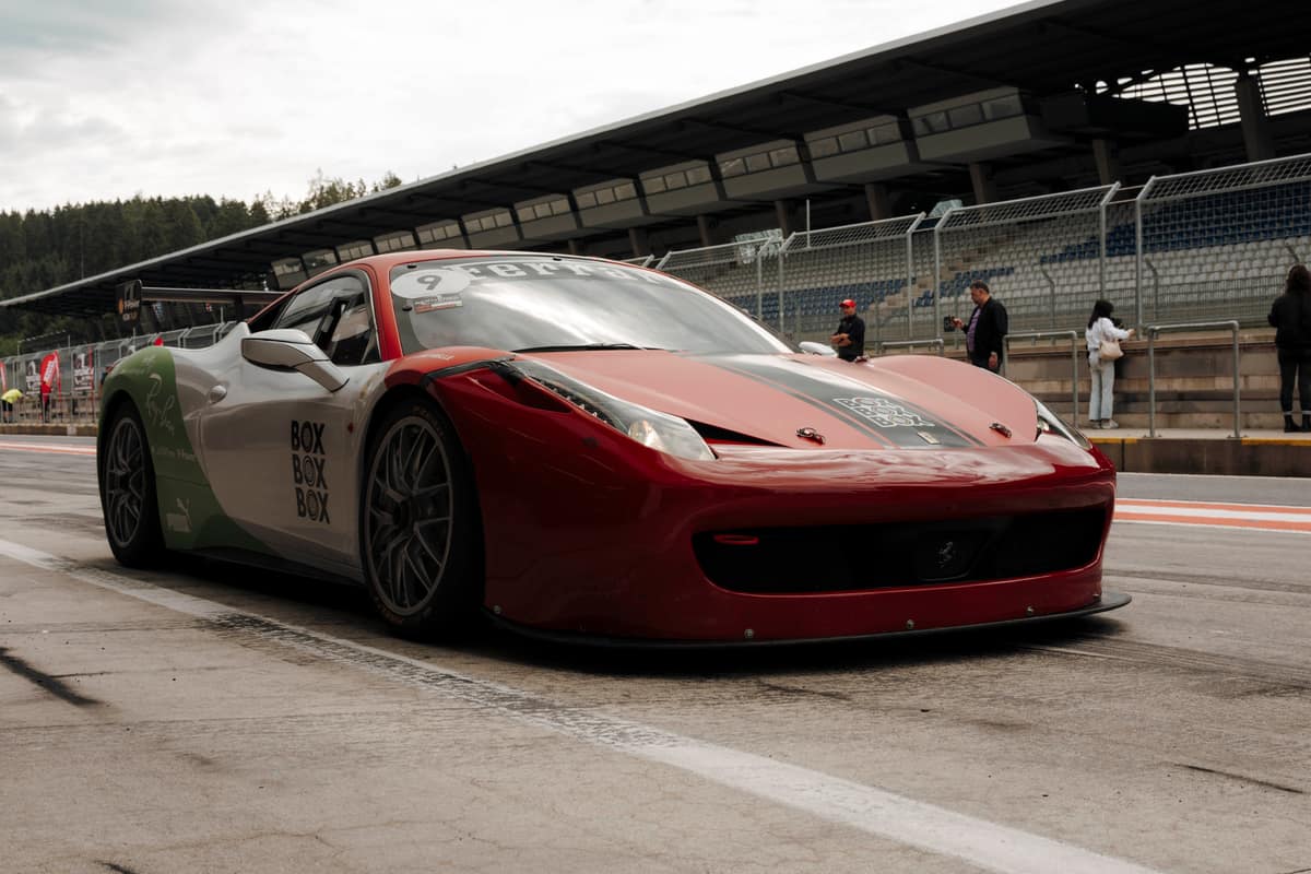 Ferrari 458 Challenge in der Boxengasse vor der Haupttribüne