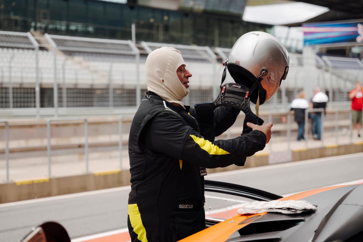 Fahrer nimmt nach dem Stint den Helm ab