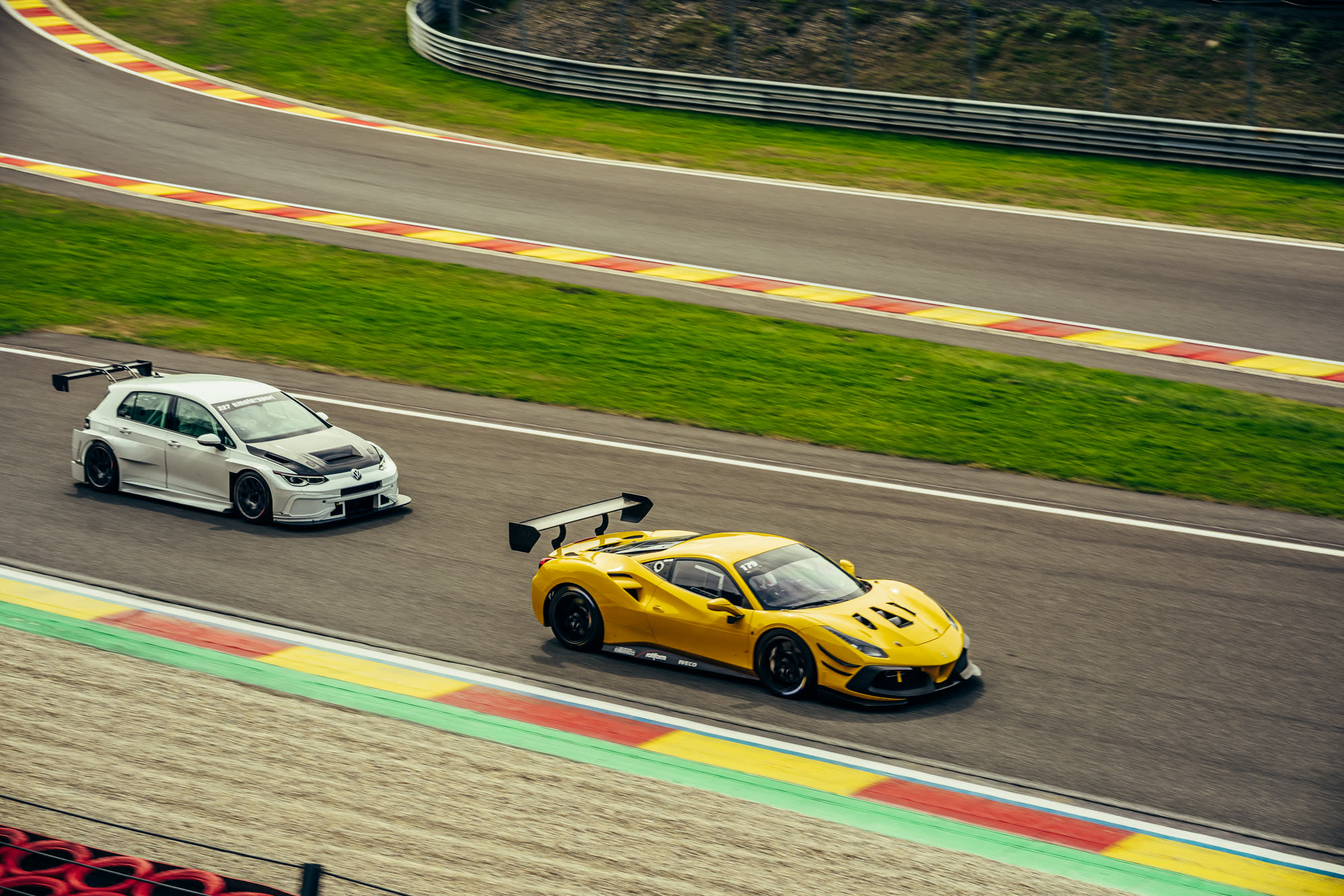Ferrari 488 Challenge und VW Golf beim Trackday von Gentlemen on Track in Spa-Francorchamps 2026